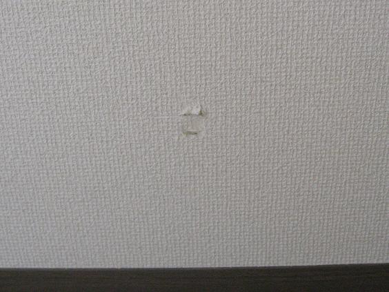 西新宿のアパートホテル大家の日記 壁紙の小さな傷