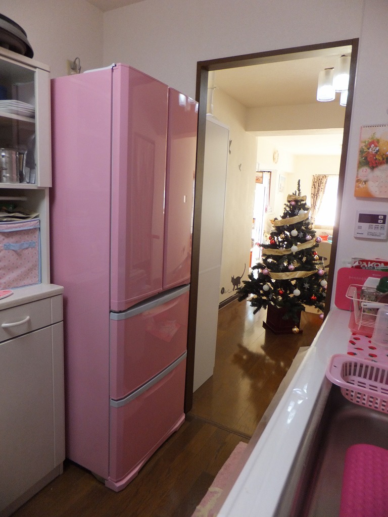 カラー冷蔵庫でハッピーキッチン フランフラン気分のスイートピンクな冷蔵庫